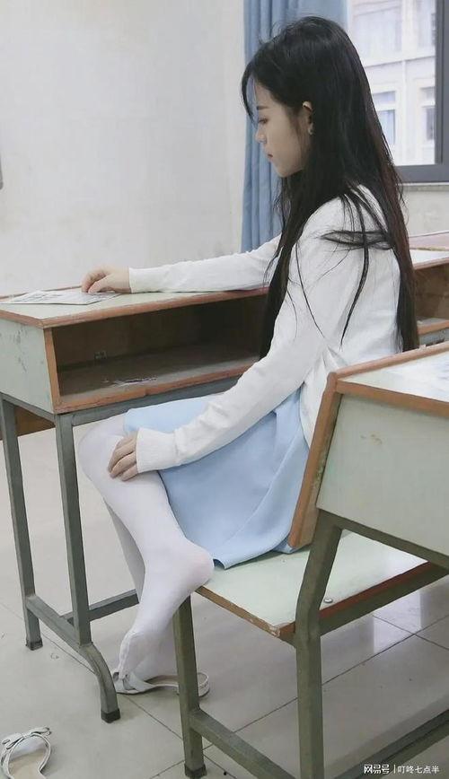 丝袜老师教师诱惑我