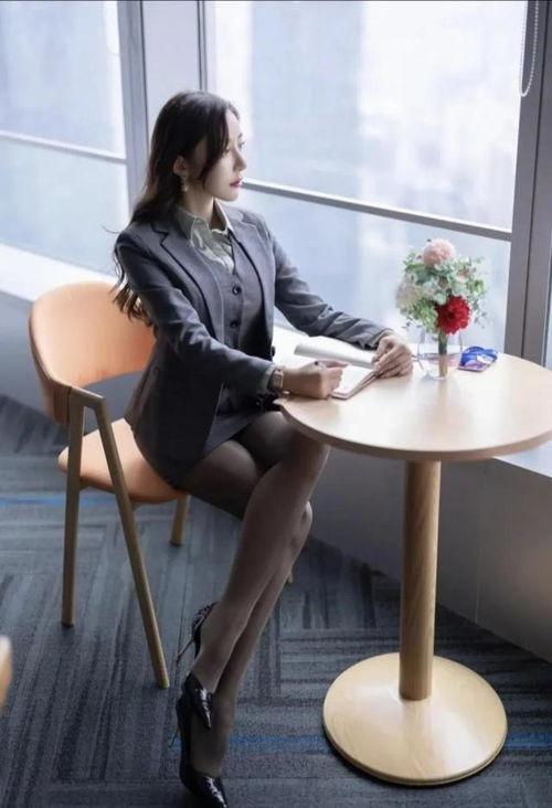 用白领少妇的丝袜视频,白领少妇的私密诱惑瞬间