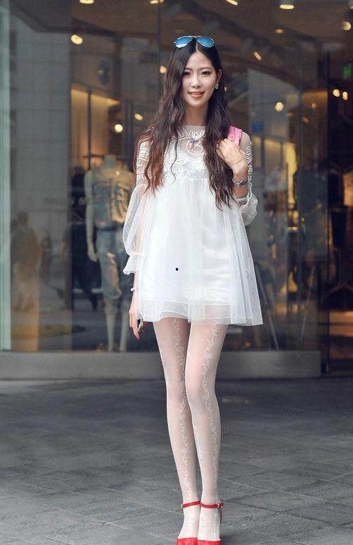 纱裙配黑色丝袜,黑色丝袜与纱裙的优雅邂逅