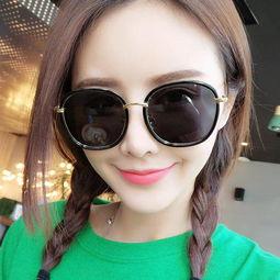 明星为啥喜欢带墨镜,揭秘明星偏爱墨镜的神秘面纱