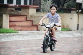 娱乐吃瓜酱骑车摔倒,健康安全不容忽视