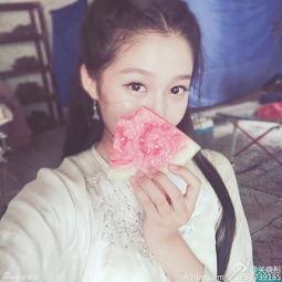 关晓彤娱乐吃瓜图片,镜头下的真实生活